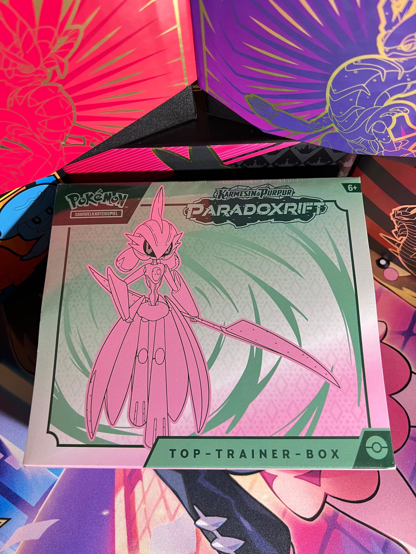 Pokemon Karmesin & Purpur: Paradoxrift - Top-Trainer-Box Eisenkrieger DE